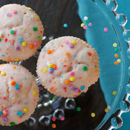Sweet and tart pink lemonade cupcakes – these cupcakes just scream summer!