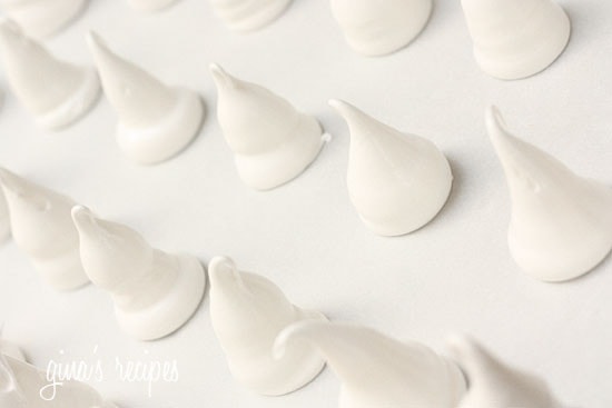 Cute little Halloween meringue ghosts made of sugar and egg whites, with mini chocolate chips for the eyes. Sweet, delicate and melt in your mouth, the flavors are reminiscent of a marshmallow.