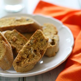 Hazelnuts, white chocolate and pumpkin spice biscotti are the perfect combination for these crispy "adult" cookies.