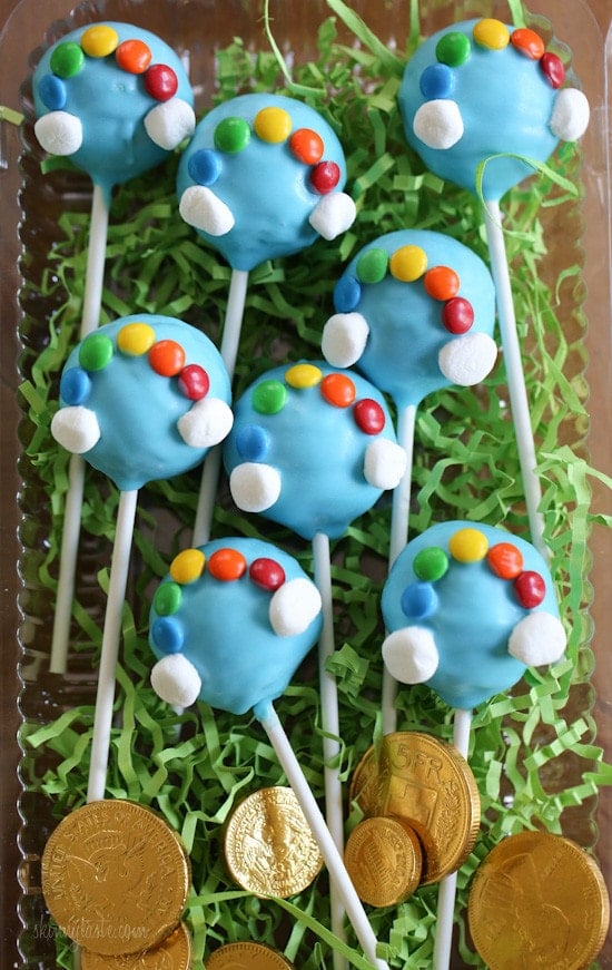 St Patricks Day Cake Pops! Everyone knows there's gold at the end of a rainbow, so why not celebrate St Patrick's Day with these easy cake pops.