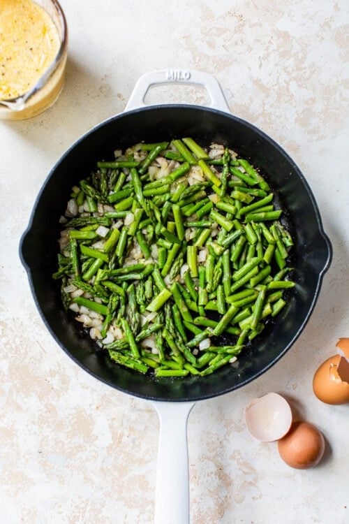 steam asparagus in pan