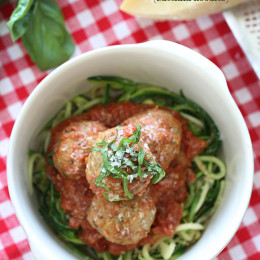 Zucchini noodles and meatballs – when it comes to zucchini noodles, it doesn't get more classic than that! I've been making zucchini noodles long before I got my spiralizer, but now they are so popular you can even buy them pre-cut in the supermarket!