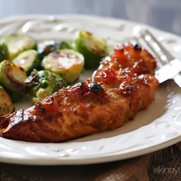 This broiled wild salmon recipe is made with Harry & David's Apple Cherry Chutney and it's SUPER easy and delicious – Perfect for weeknights or dinner parties!