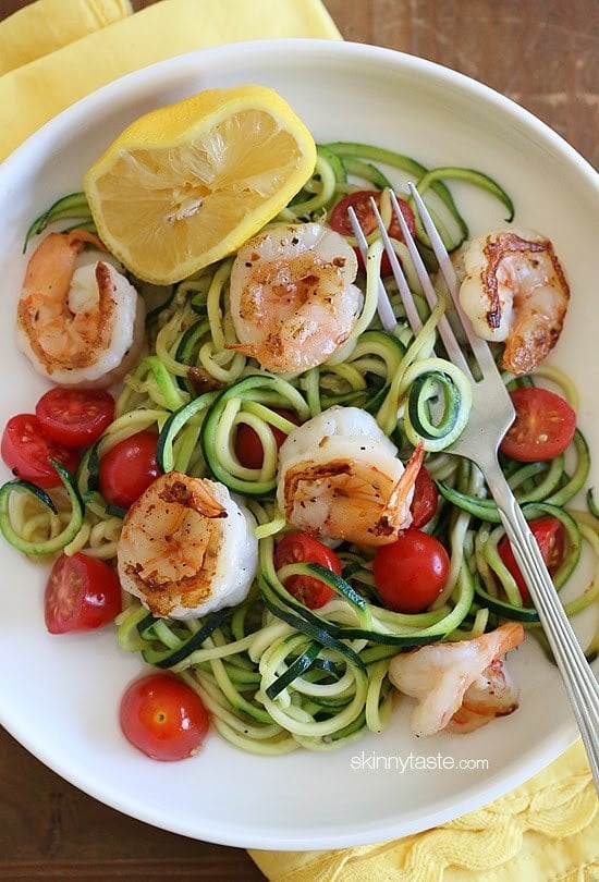 Spicy shrimp with garlic, zucchini noodles (zoodles), tomatoes and a squeeze of lemon – I just inhaled this EASY low-carb, gluten-free, paleo-friendly dish for lunch which took less than 20 minutes to make, start to finish and it was DELICIOUS!