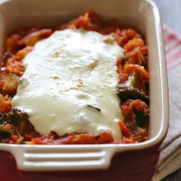 Spaghetti Squash Primavera is made with fresh vegetables simmered with a quick marinara sauce and topped with fresh mozzarella – easy, cheap, gluten-free and perfect for Meatless Mondays!
