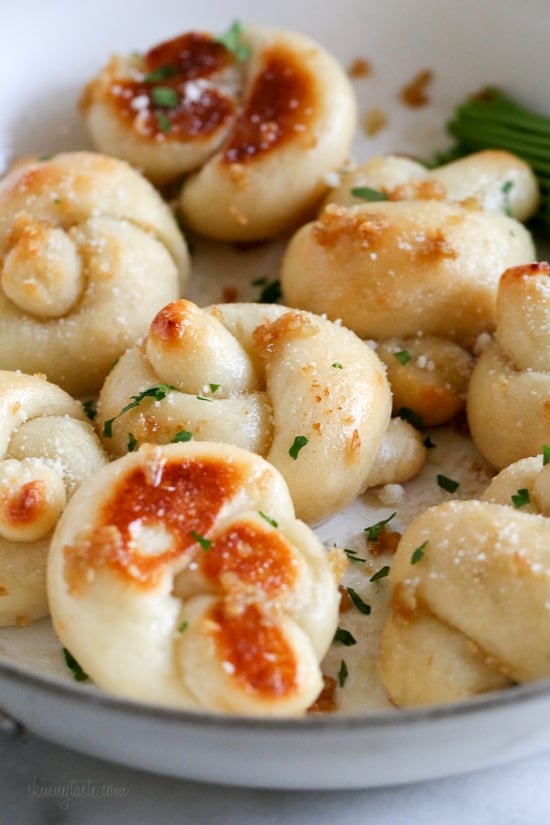 These soft, garlicky knots taste just like your favorite pizzeria’s garlic knots, but made from scratch using my easy yeast-free bagel dough recipe (just flour, Greek yogurt, baking powder and salt).