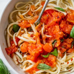 Fresh tomato sauce with pasta