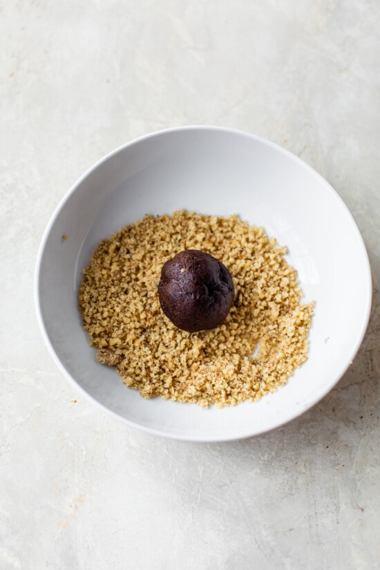 Made with Medjool dates, pumpkin, and cocoa powder, these Chocolate Date Balls taste just like a brownie! No bake & easy! Chocolate Brownie Date Balls