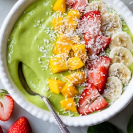 Smoothie Bowl with spinach, mango, strawberries and banana